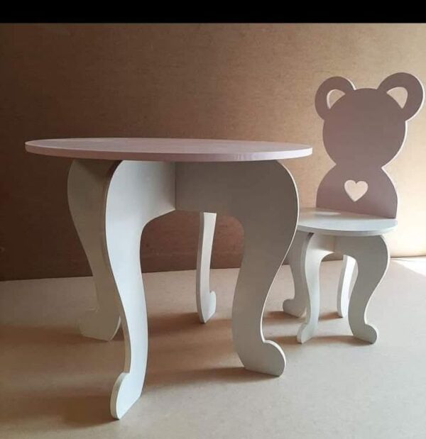 mesa infantil con figuritas