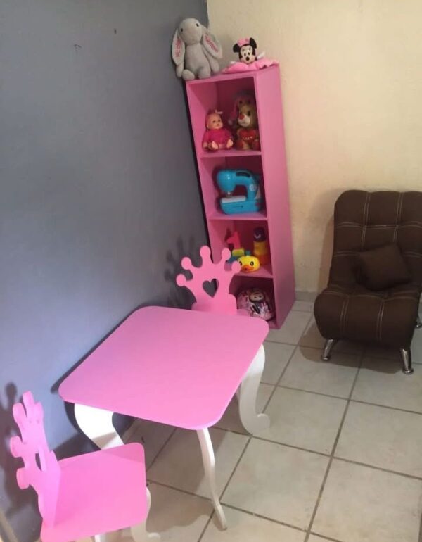 mesa infantil con figuritas